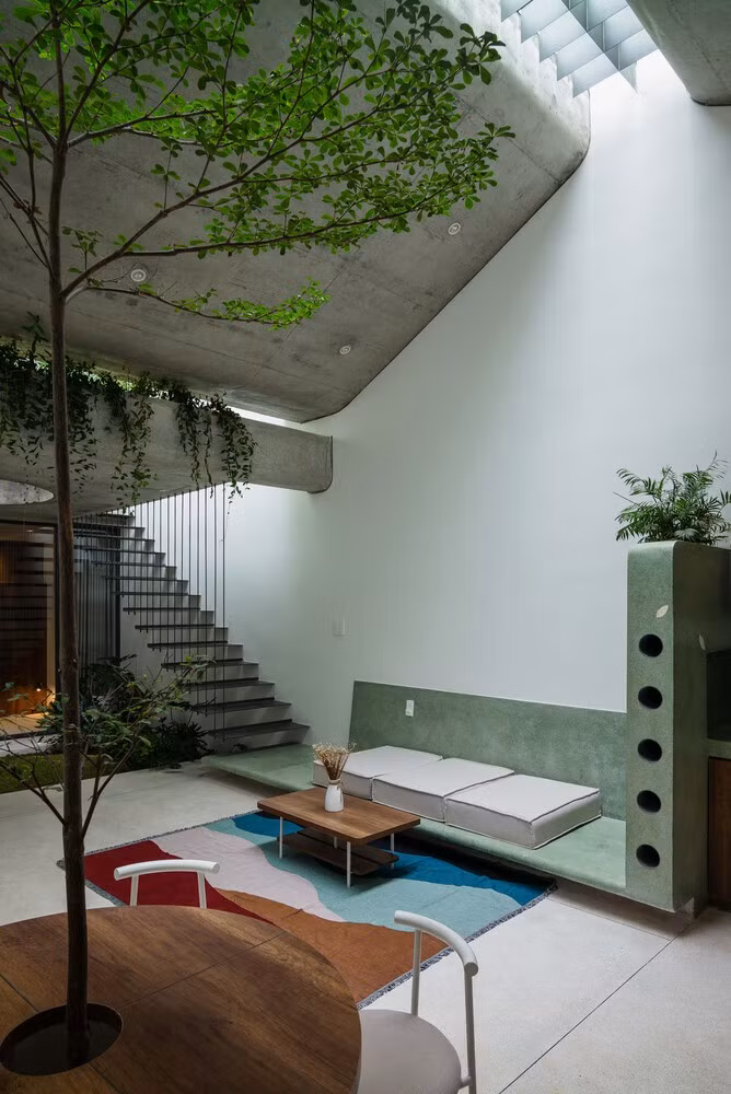 Khi lên ý tưởng cho công trình, nhóm kiến trúc sư không hướng theo một phong cách cụ thể nhưng vẫn đảm bảo tinh thần tối giản. Nhờ đó, không gian trong ngôi nhà 3 tầng đều rộng mở, tạo cảm giác thư thái.