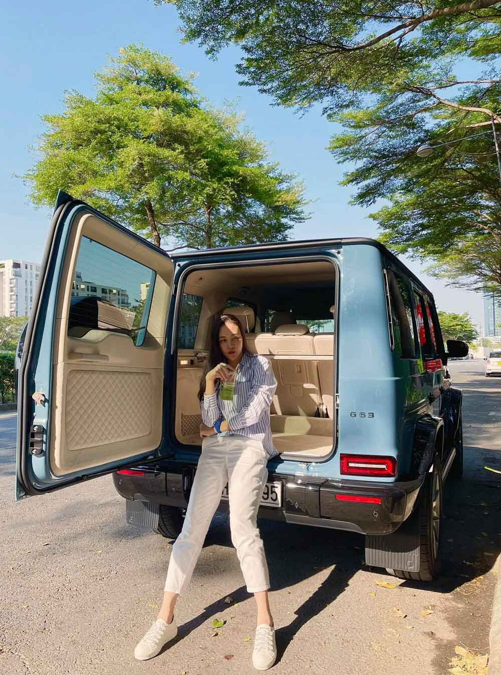 Đặc biệt, chiếc xe có màu xanh gốm “độc nhất vô nhị” ở Việt Nam. Đây là màu Đàm Thu Trang yêu thích nên cặp đôi đã phải chờ hơn 6 tháng mới có thể sở hữu.