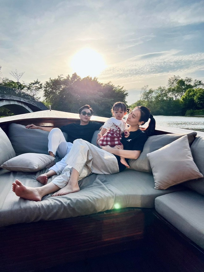 Chỉ xét những lần khoe quà trên mạng xã hội, vợ chồng Cường Đô La - Đàm Thu Trang đã chi gần 100 tỷ để chứng minh tình yêu dành cho "nửa kia" của mình.