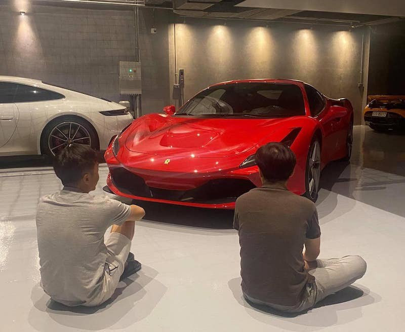Một dịp khác, bà mẹ một con còn mạnh tay rước về siêu xe Ferrari F8 Tributo màu đỏ với giá sau thuế khoảng 30 tỷ đồng để thỏa mãn đam mê tốc độ của Cường Đô La.