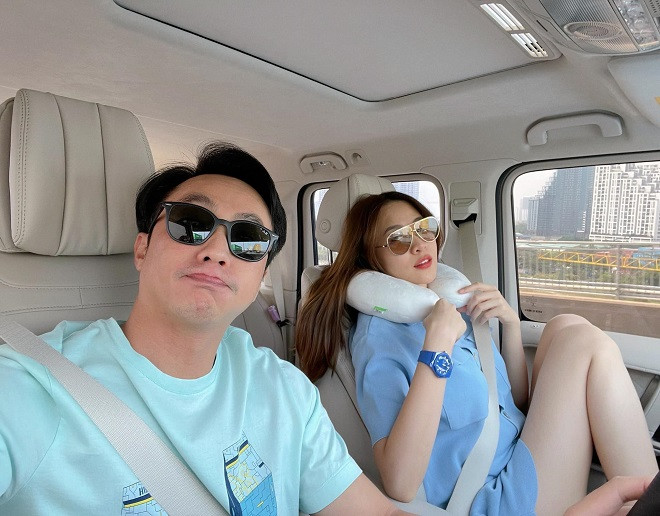 Tuy nhiên dân tình vẫn không khỏi tò mò tất thảy mọi thứ liên quan đến cặp đôi, bao gồm cả những món quà giá trị cặp đôi dành tặng nhau.