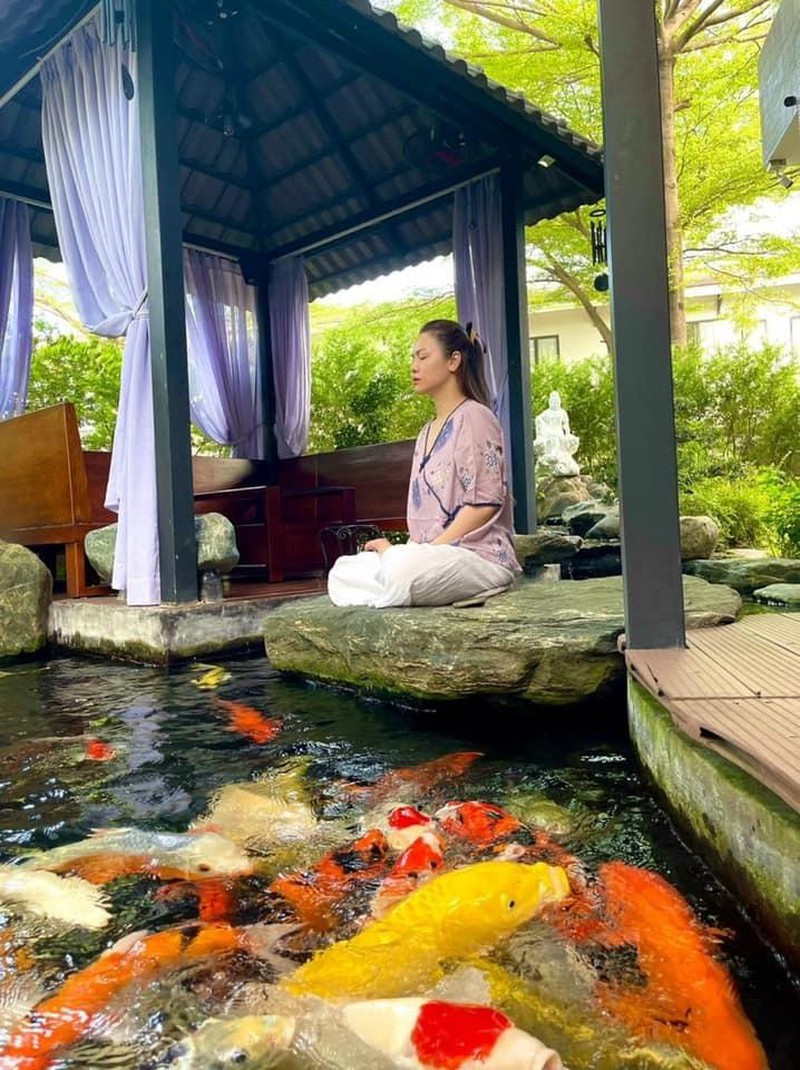 Khoảng sân rộng lớn, hồ cá koi và nhiều cây cối xung quanh tạo không gian mát mẻ. Ảnh: FBNV