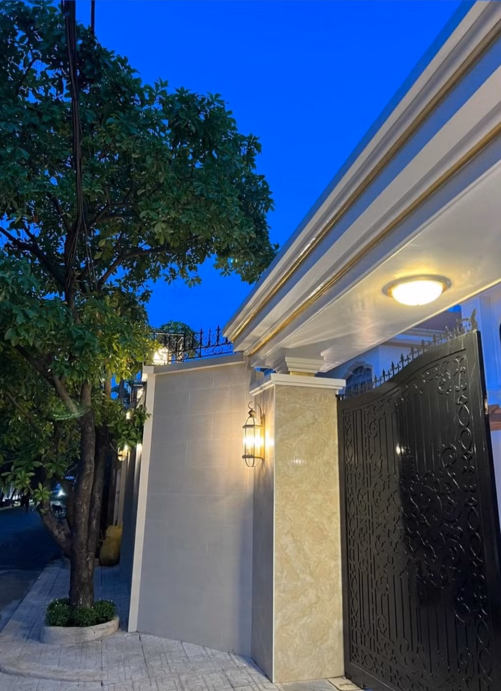 Lệ Quyên cho biết riêng chiếc cổng đã có giá hơn 3 tỷ đồng. Ảnh: FBNV