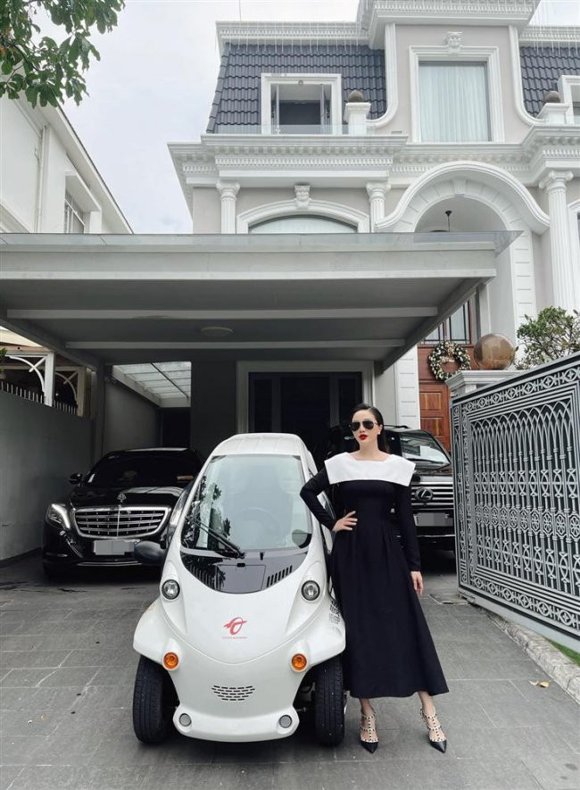 Ngoài ra, doanh nhân Phan Lĩnh còn tậu loạt xế hộp hạng sang. Ảnh: FB Bao Thy