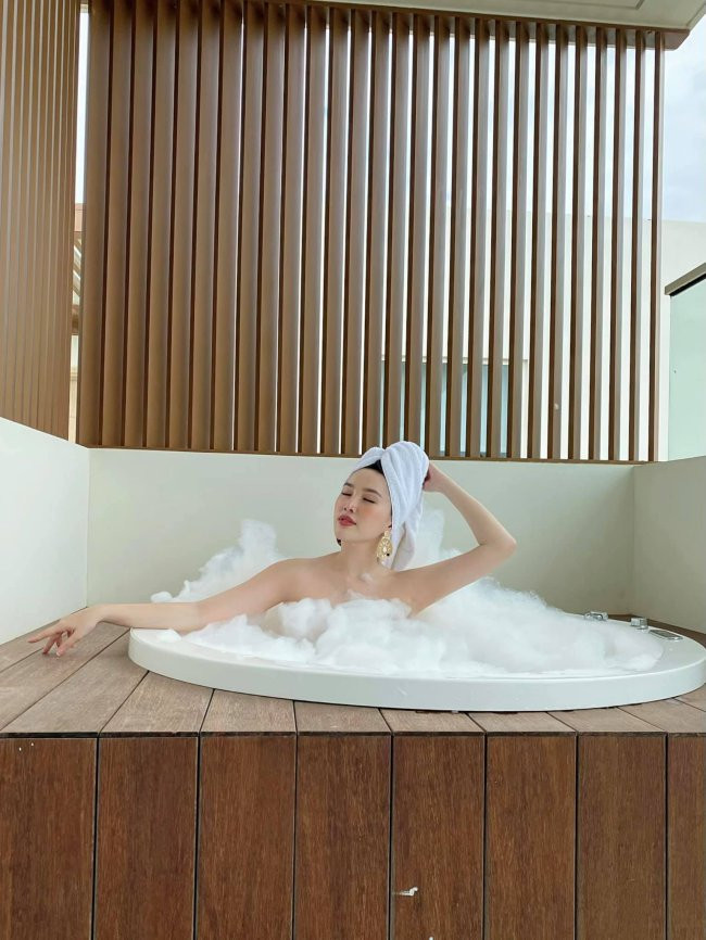 Bảo Thy cũng liên tục có những chuyến du lịch sang chảnh cùng ông xã. Ảnh: FB Bao Thy