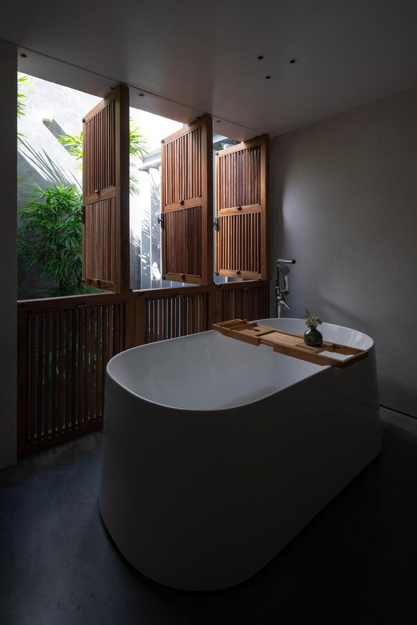 Phòng tắm thiết kế mở, hướng ra khoảng sân vườn.