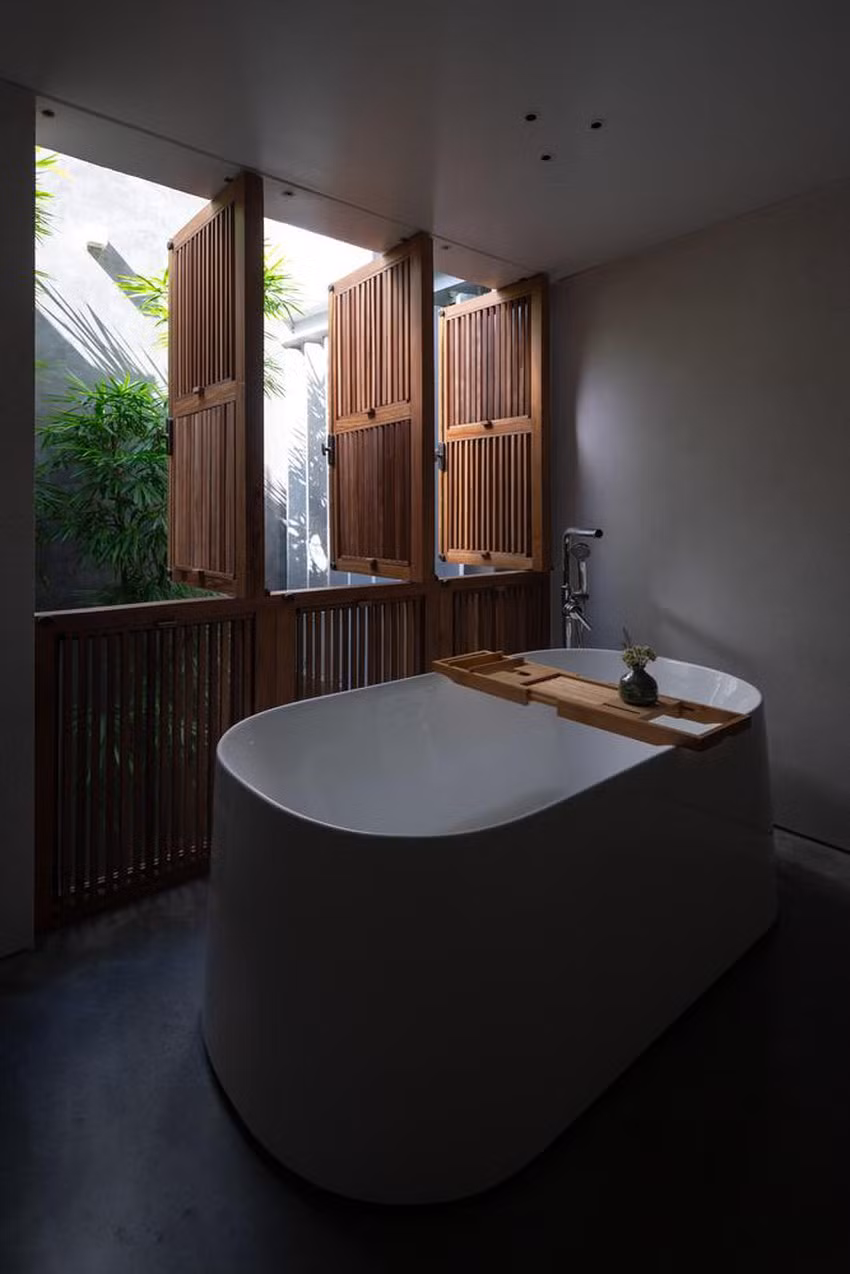 Phòng tắm thiết kế mở, hướng ra khoảng sân vườn.