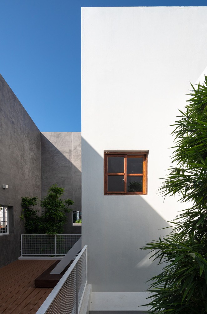 Tất cả đều được tính toán kỹ lưỡng giúp kiểm soát góc nhìn và giảm thiểu ánh nắng trực tiếp từ hướng tây cho toàn bộ mặt tiền.