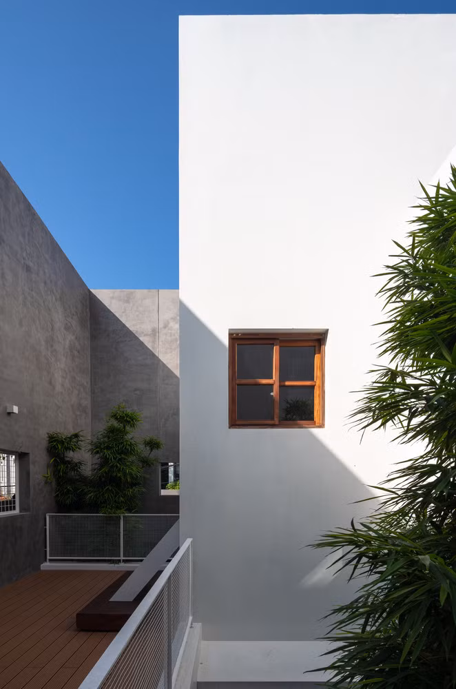 Tất cả đều được tính toán kỹ lưỡng giúp kiểm soát góc nhìn và giảm thiểu ánh nắng trực tiếp từ hướng tây cho toàn bộ mặt tiền.