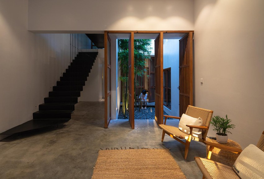 Phòng khách với nội thất mộc mạc.