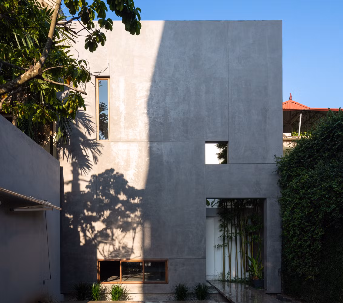  Ngôi nhà được tạo nên bởi sự bố trí bốn khối chức năng và ba khoảng sân phù hợp với công năng sử dụng.