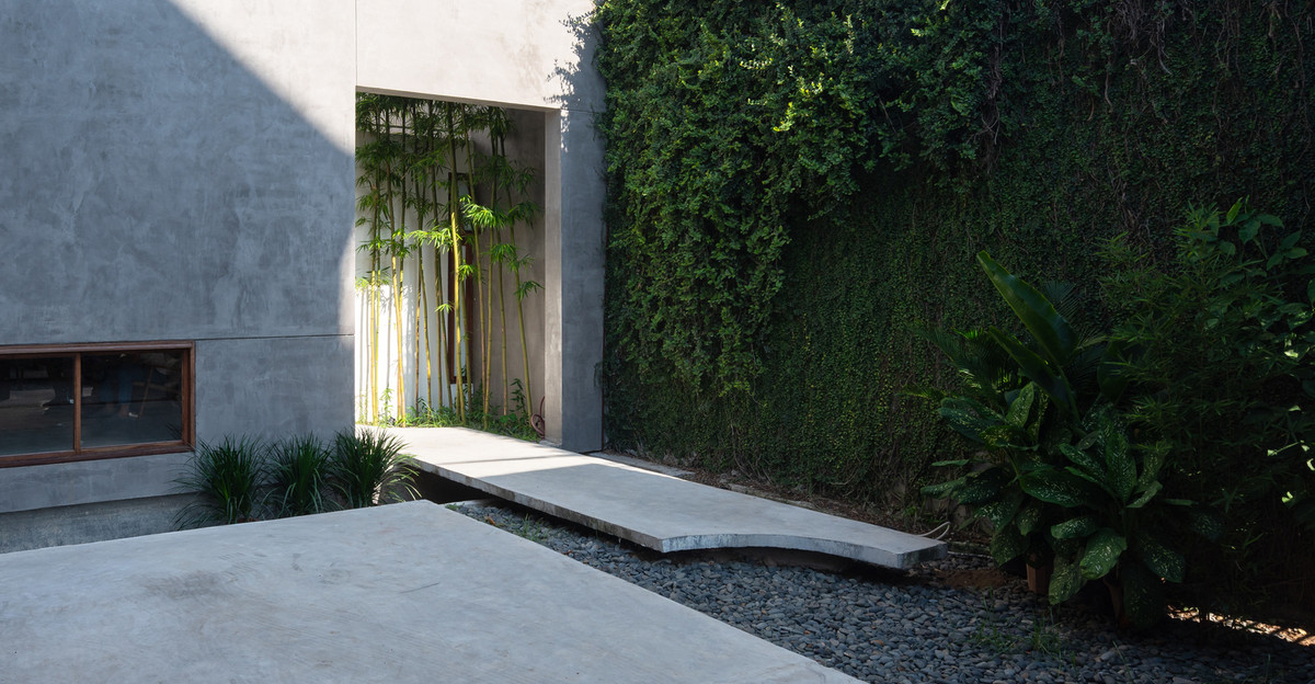 Sân thứ ba là sân cảnh quan, thông gió khu bếp, phòng vệ sinh chính và phòng ngủ chính theo trục đứng.