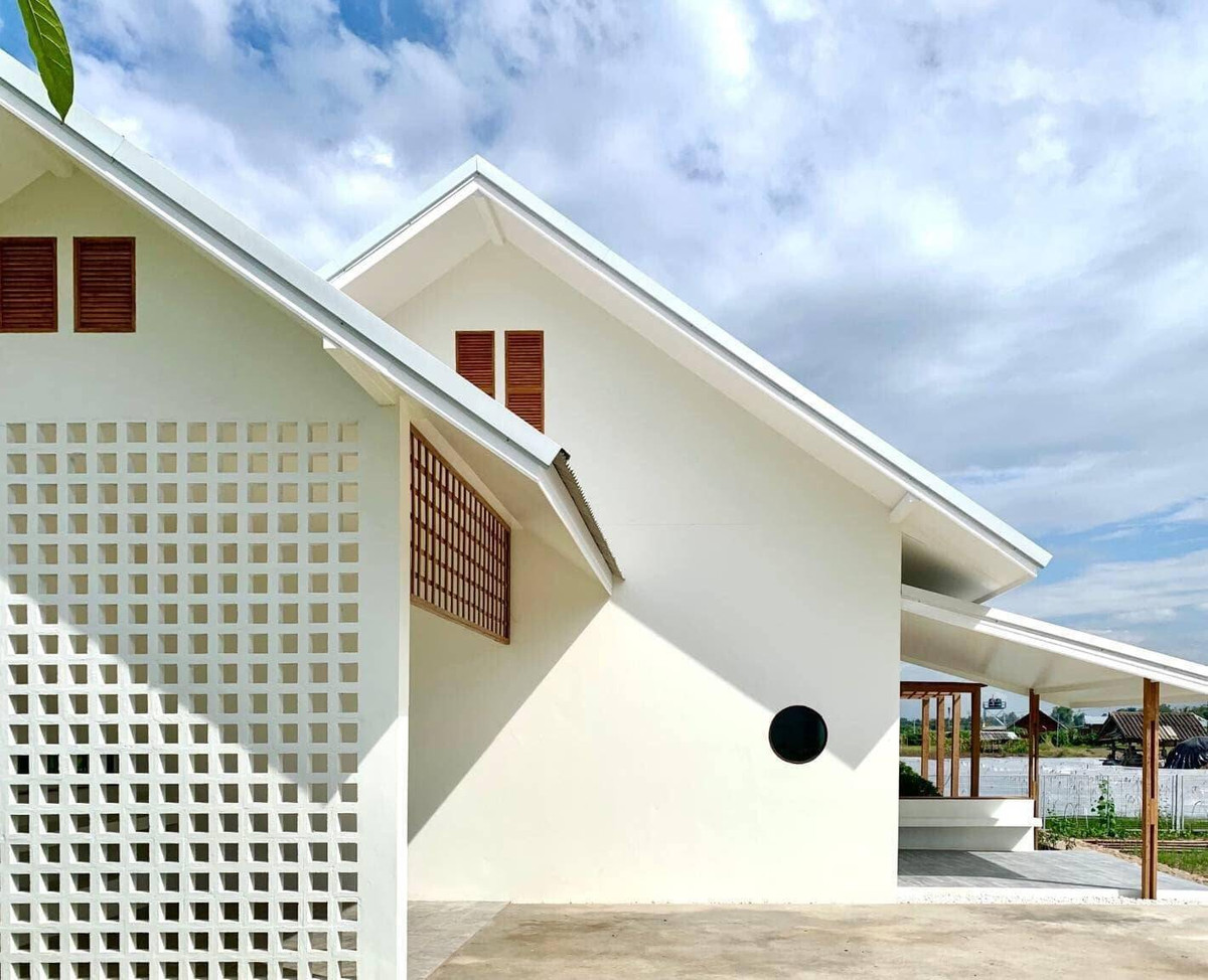 Mái nhà có độ dốc vừa phải, vát đều về hai phía. Ảnh: Happynest