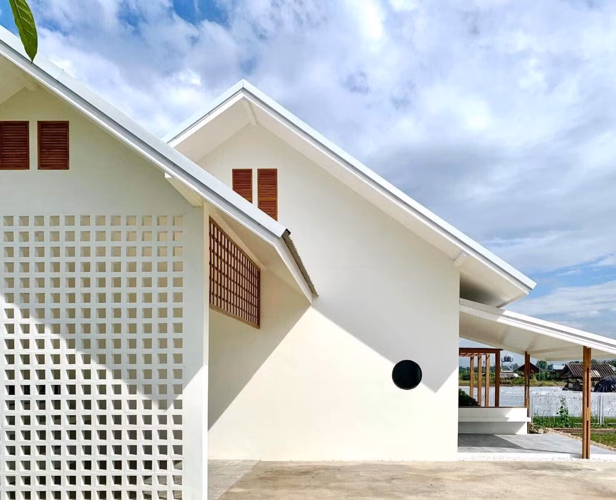 Mái nhà có độ dốc vừa phải, vát đều về hai phía. Ảnh: Happynest