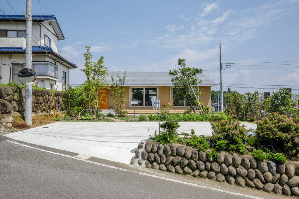 Sở hữu vẻ ngoài mộc mạc, giản dị nhưng căn nhà không kém phần thú vị khi được bao bọc bởi không gian sân vườn đẹp mắt. Ảnh: Ippei Shinzawa