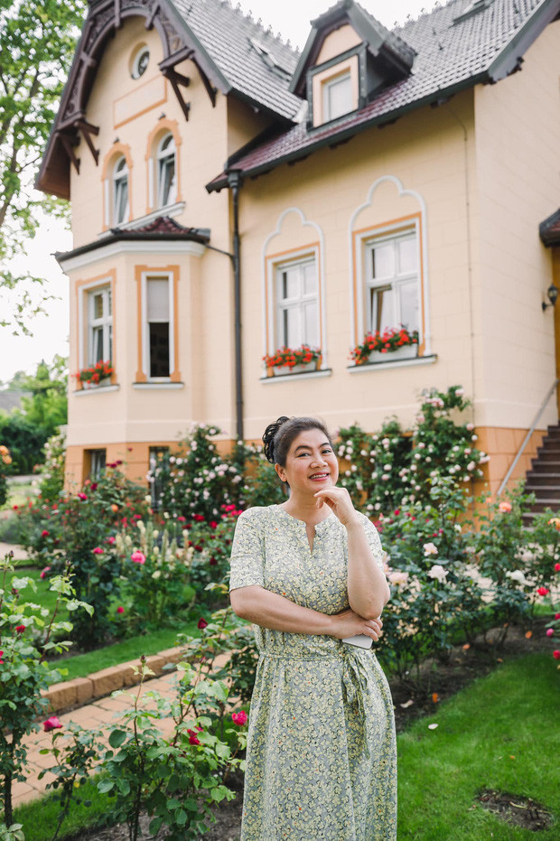 Trong khi đó, tổ ấm của Shark Liên có thiết kế giống như lâu đài với khoảng vườn rộng rãi đủ để chơi thể thao thoải mái. Ảnh: FBNV