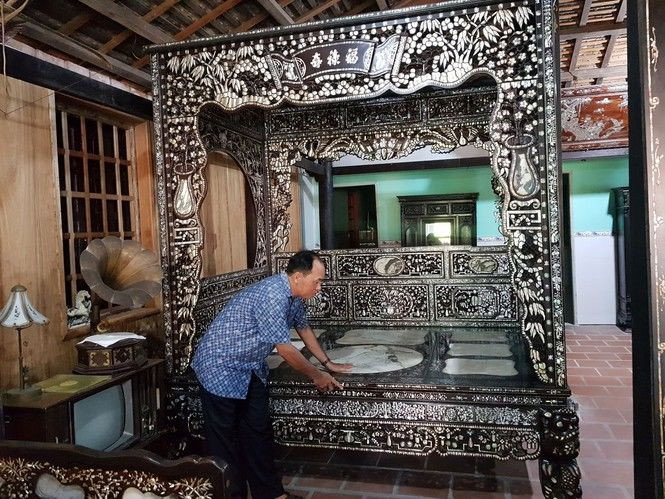 Bên trong ngôi nhà trưng bày hàng trăm món đồ cổ độc lạ giá trị hàng tỷ đồng. Đặc biệt nhất là chiếc giường cổ nằm ấm vào mùa lạnh và mát mẻ khi thời tiết nóng. Ảnh: Bestie