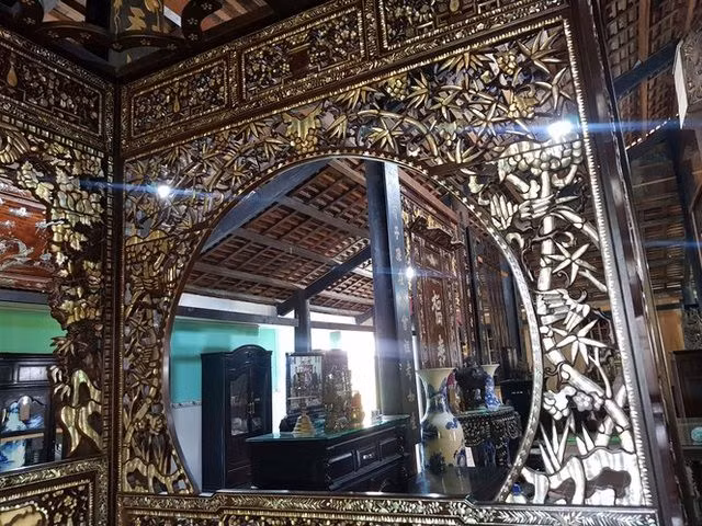  Giường cổ trăm tuổi được chạm khắc, khảm ốc xà cừ chiếu 7 màu rất tinh xảo. Ảnh: T.L