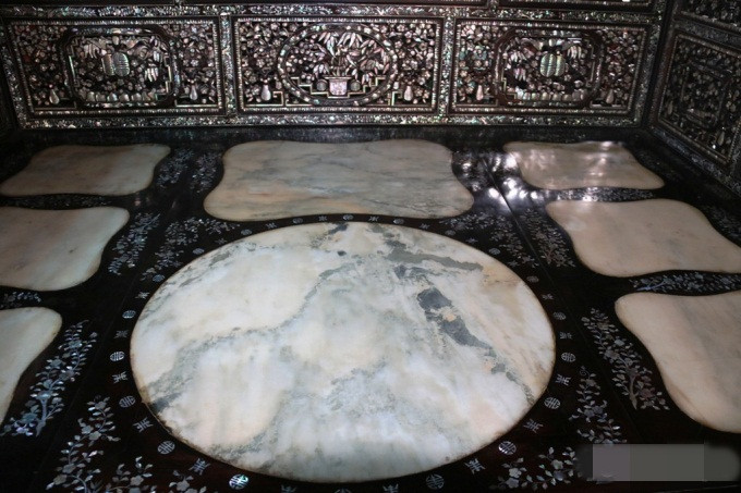 Đáng chú ý, mặt giường có đá cẩm thạch, giúp người nằm cảm thấy mát mẻ khi mùa hè đến; còn khi mùa đông thì ấm áp. Ảnh: Công luận