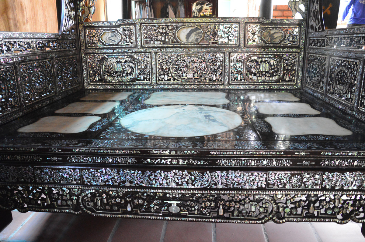 Chiếc giường này trên 100 năm tuổi, có chiều dài khoảng 2,5m, rộng 2m được làm từ gỗ gõ. Ảnh: Dân Việt