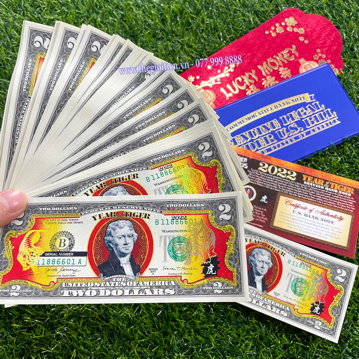 Tiền 2 USD mạ vàng hình hổ cũng được nhiều khách đặt mua. Ảnh: Thegioitien