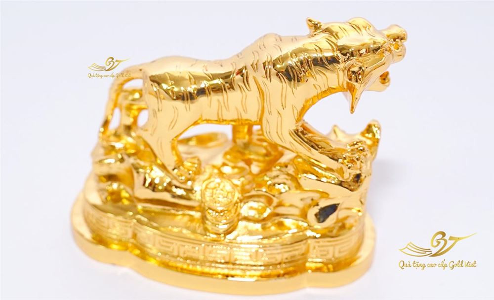 Phần lớn tượng hổ mạ vàng đều được đúc thủ công bằng đồng vàng, trải qua gần 40 công đoạn khác nhau, cuối cùng là được mạ vàng thật. Ảnh: Goldviet24k