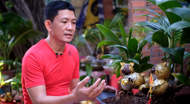 Tại TP HCM, anh Đinh Ngọc Hiếu (ngụ TP.Thủ Đức) tung ra thị trường những chậu bonsai dừa hình hổ phục vụ khách hàng trong dịp Tết Nguyên đán Nhâm Dần 2022. Ảnh: Tiền phong