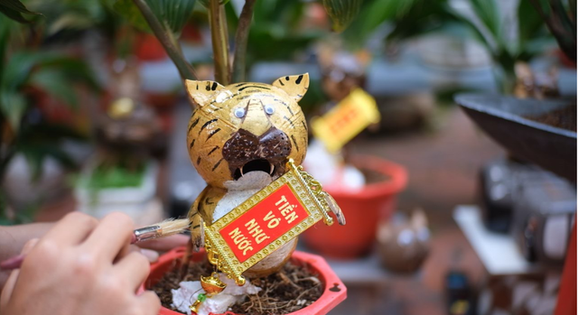 Tiếp theo, đó là đánh bóng gáo dừa, gắn các chi tiết, phụ kiện để định hình hình linh vật và sơn một lớp keo bóng bảo vệ bên ngoài. Ảnh: Tiền phong