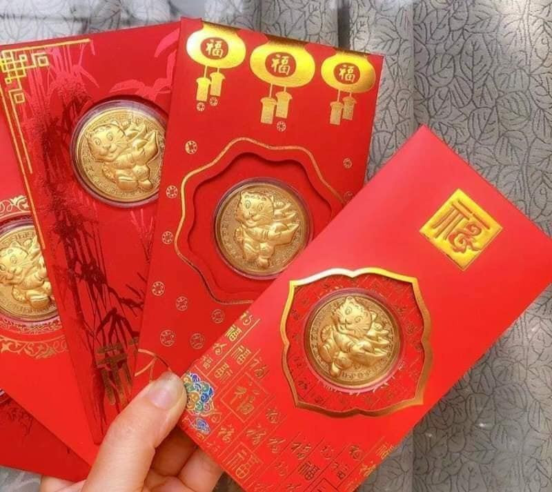 Bao lì xì hình con hổ mạ vàng cũng khá hút khách. Ảnh: Facebook