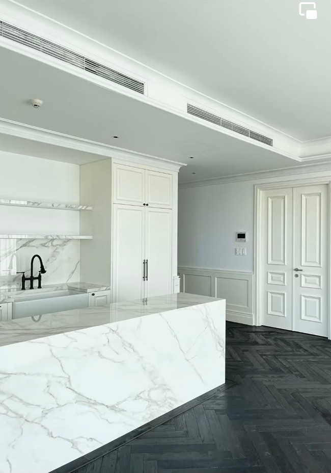 Không gian nhà của Đức Phúc được thiết kế theo phong cách tân cổ điển với màu trắng làm chủ đạo. Ảnh: FBNV