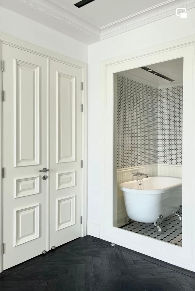 Phòng tắm phá cách với thiết kế tường hoa văn và sàn trắng. Ảnh chụp màn hình