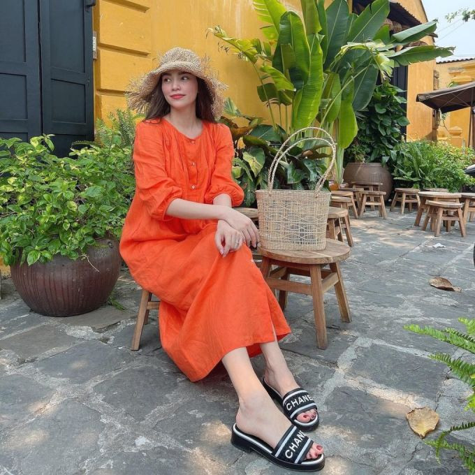 Bên cạnh nhà mốt Dior, Chanel cũng là thương hiệu yêu thích của "nữ hoàng giải trí". Mẫu slides này của Chanel giá 23 triệu đồng. Ảnh: Ngoisao