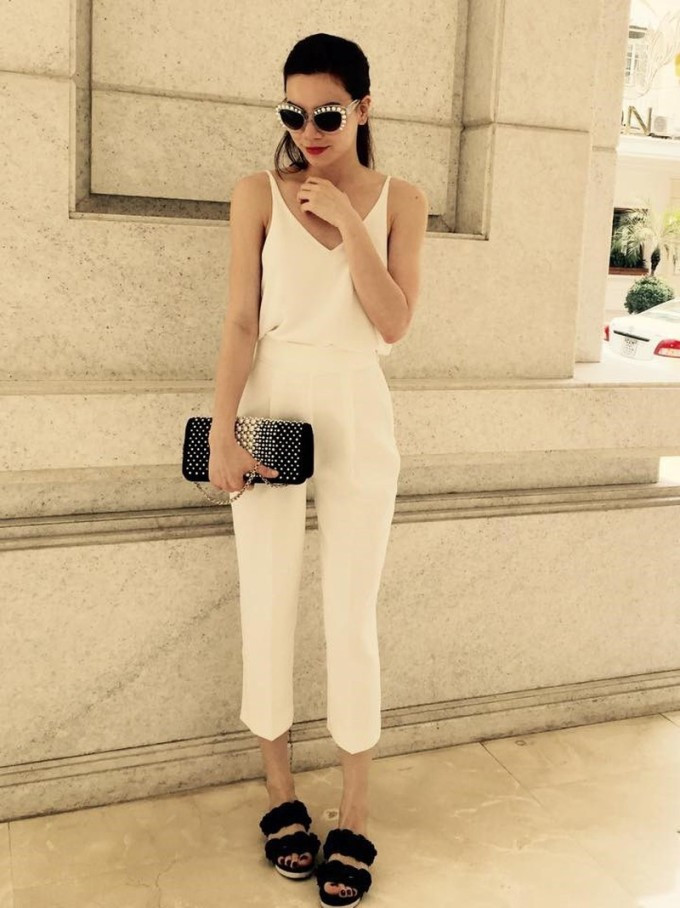 Những đôi dép Chanel giá hơn 20 triệu đồng được Hà Hồ bổ sung liên tục vào tủ đồ mỗi mùa xuân hè. Ảnh: IG hongocha