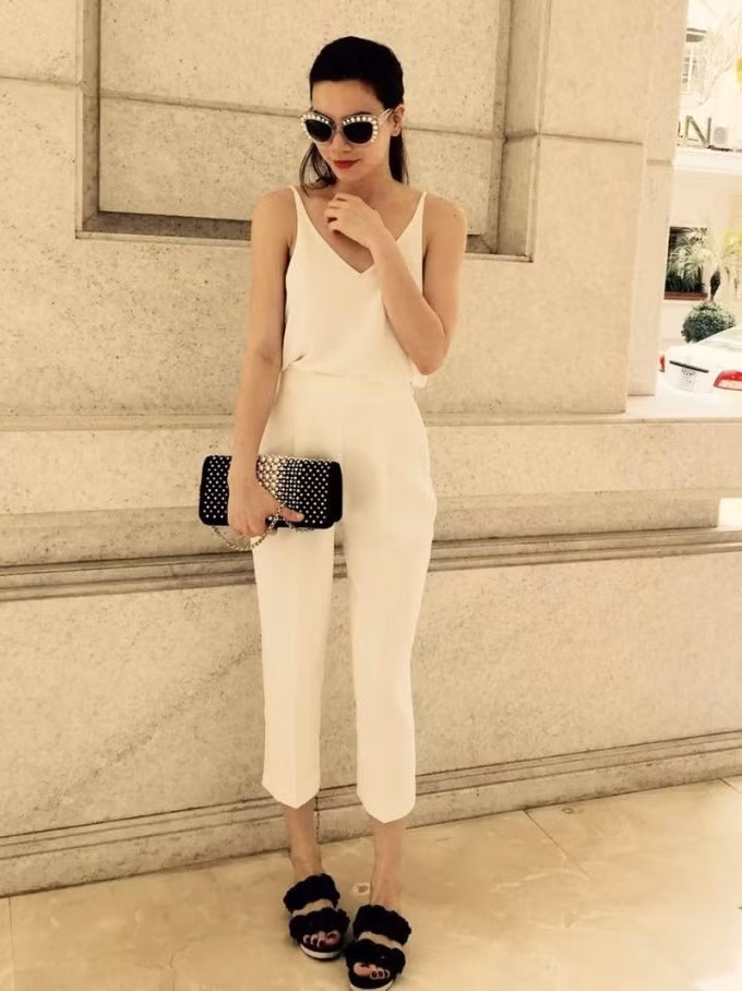 Những đôi dép Chanel giá hơn 20 triệu đồng được Hà Hồ bổ sung liên tục vào tủ đồ mỗi mùa xuân hè. Ảnh: IG hongocha