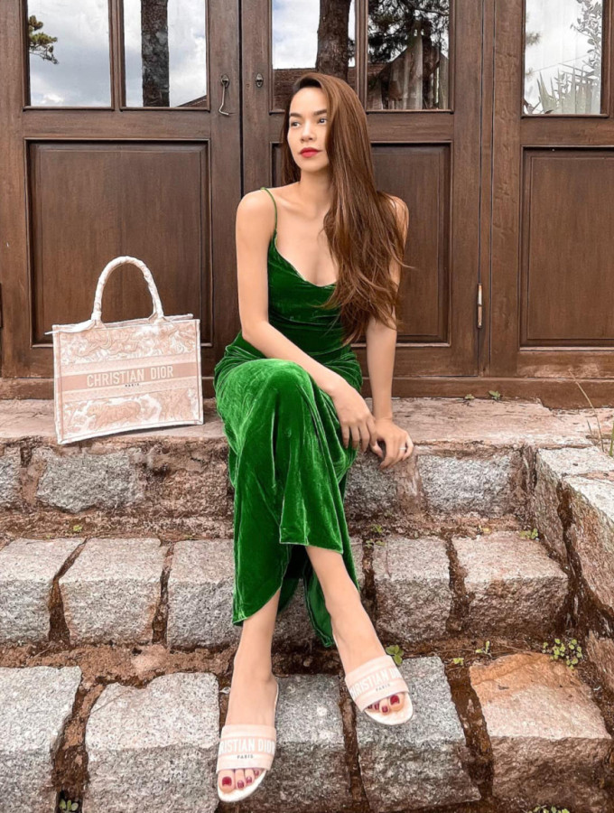 Một mẫu dép lê khác của Hà Hồ đến từ Dior, cũng có giá khoảng 25 triệu đồng. Ảnh: Ngoisao