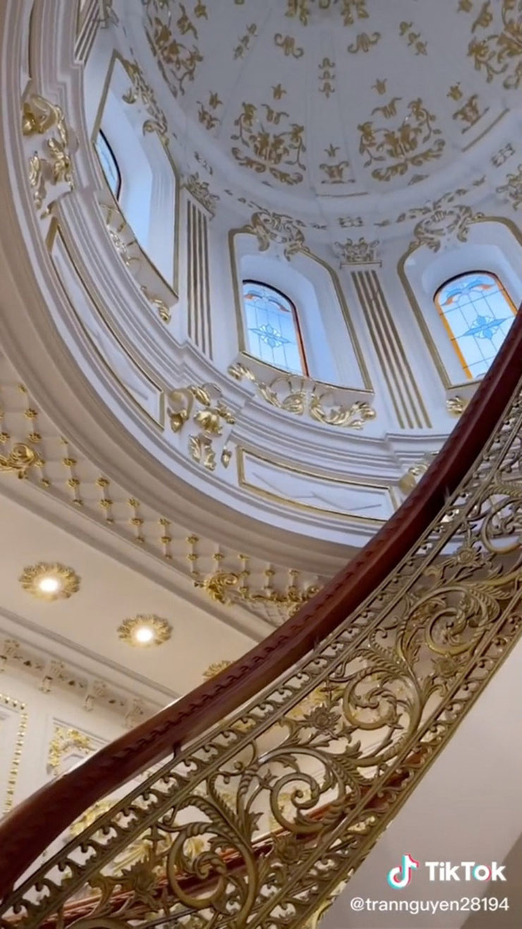 Toà nhà được thiết kế theo kiến trúc 4 tầng mái vòm, sân vườn rộng rãi. Ảnh: TikTok