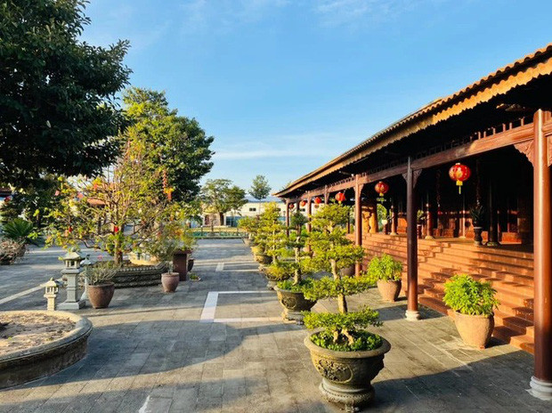 Căn biệt phủ có diện tích 82.972,8 m2 (được cộng gộp bởi 12 cuốn sổ hồng). Vị trí vô cùng đắc địa khi có mặt tiền 128m dài dọc tuyến Quốc Lộ 1A, cách trung tâm thành phố Bạc Liêu chỉ 9km. Ảnh: Facebook