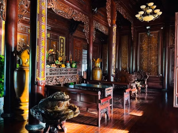 Không gian sử dụng của biệt phủ gồm có: gian nhà chính (2 phòng ngủ, 1 phòng thờ, 1 phòng khách), 2 gian nhà phụ tách biệt bao gồm 2 phòng ngủ, bếp, phòng ăn, các nhà vệ sinh và phòng khách kết nối giữa 2 gian. Ảnh: Facebook