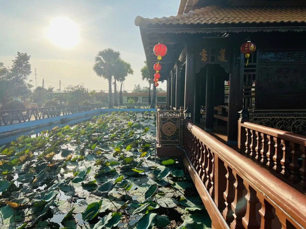 Biệt phủ xây theo lối kiến trúc nhà truyền thống Việt Nam, vô cùng bình yên, nhưng cũng không kém phần hoành tráng. Ảnh: Facebook