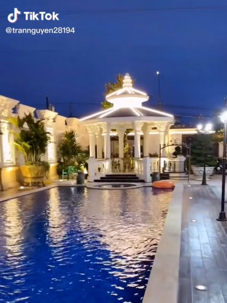 Bể bơi lớn trong khuôn viên biệt thự. Ảnh: TikTok