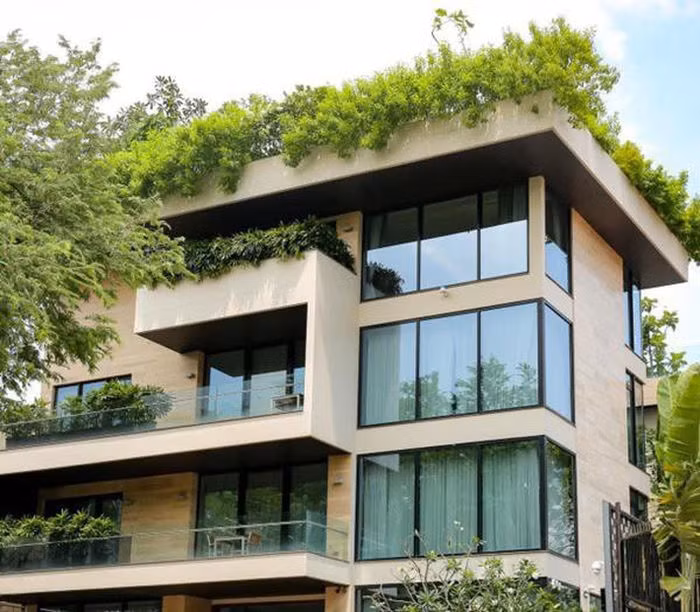 Trong khi đó, biệt thự nhà chồng Hoa hậu Đặng Thu Thảo nằm trên trục đường lớn tại TP. HCM. Nhà có 3 tầng, thiết kế chú trọng sinh thái, dành nhiều khoảng không cho cây cối và hoa lá. Ảnh; Zing