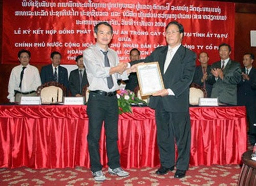 Ở bất cứ sự kiện nào, bất cứ hoàn cảnh nào, bầu Đức luôn chọn giày thể thao đơn giản và tiện dụng. Ảnh: Dân trí