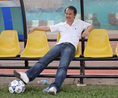 Ở ngoài sân bóng, trang phục quen thuộc của bầu Đức chính là quần jeans, áo phông. Ảnh: Dân trí