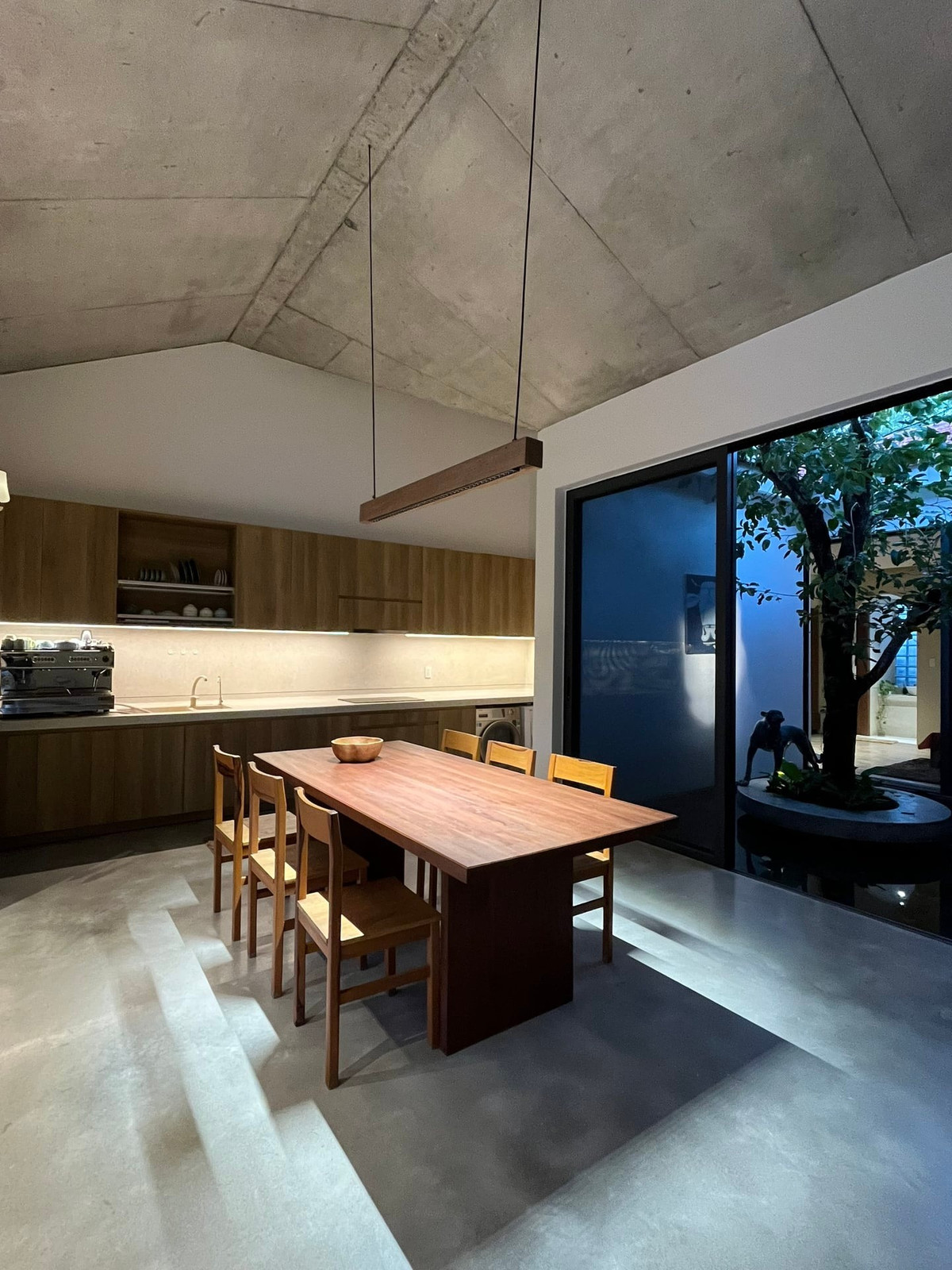 Phần sàn và mái chắc chắn hơn nhờ được đổ bằng bê tông cốt thép, để chống chọi tốt hơn với những cơn bão và gió mạnh ở miền Trung.