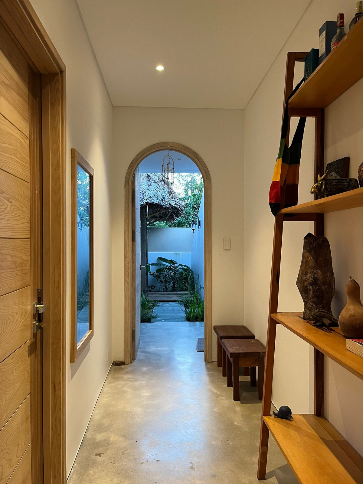 Hành lang dẫn ra khu vườn phía sau.