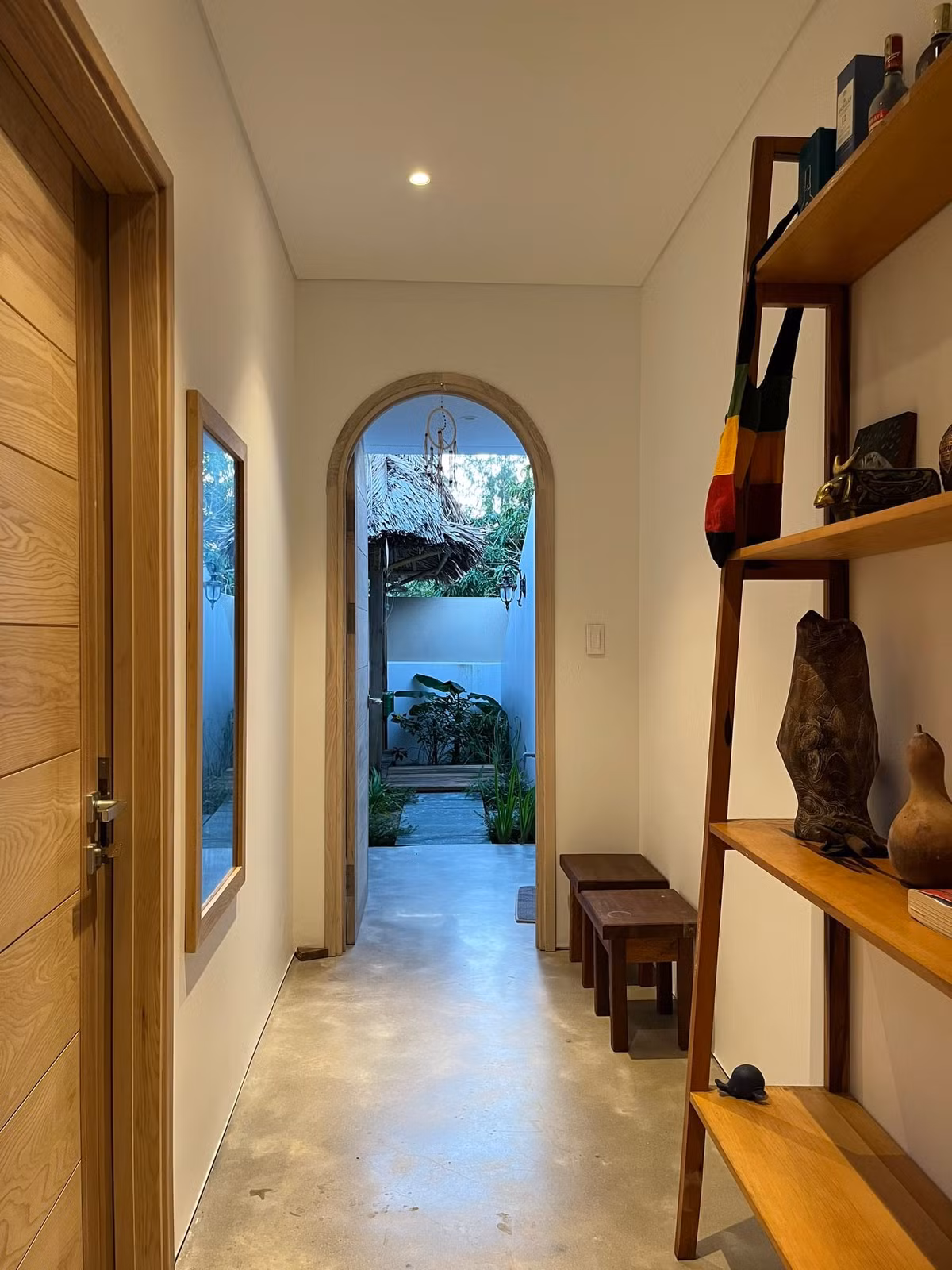 Hành lang dẫn ra khu vườn phía sau.