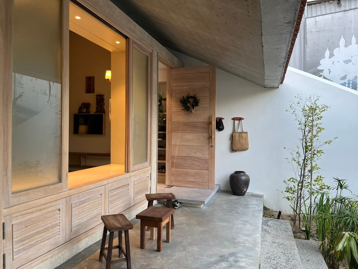 Đáp ứng mong muốn nhà là nơi tìm về bình yên của gia chủ, nhóm kiến trúc sư đưa ra thiết kế nhà cấp 4 được bao quanh bởi vườn xanh, hồ nước như resort.