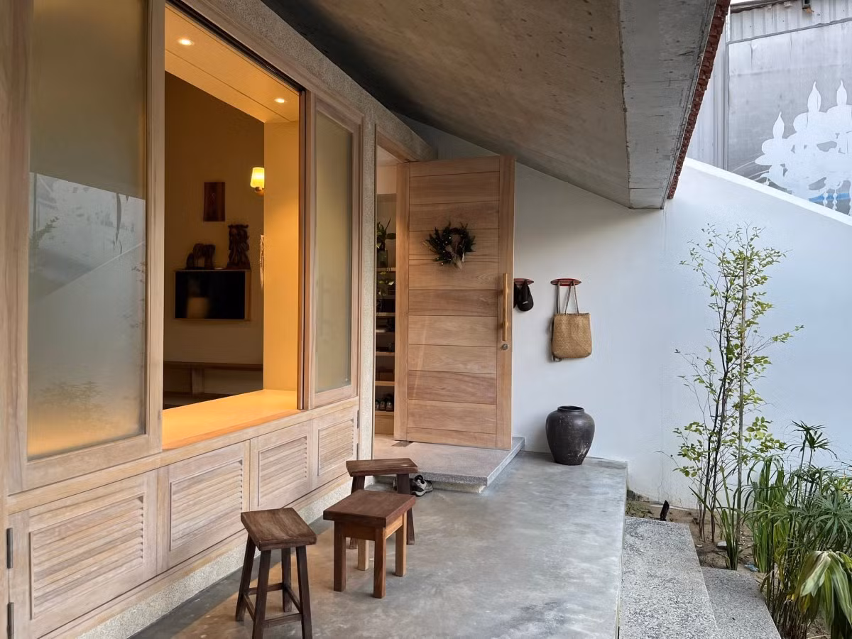 Đáp ứng mong muốn nhà là nơi tìm về bình yên của gia chủ, nhóm kiến trúc sư đưa ra thiết kế nhà cấp 4 được bao quanh bởi vườn xanh, hồ nước như resort.