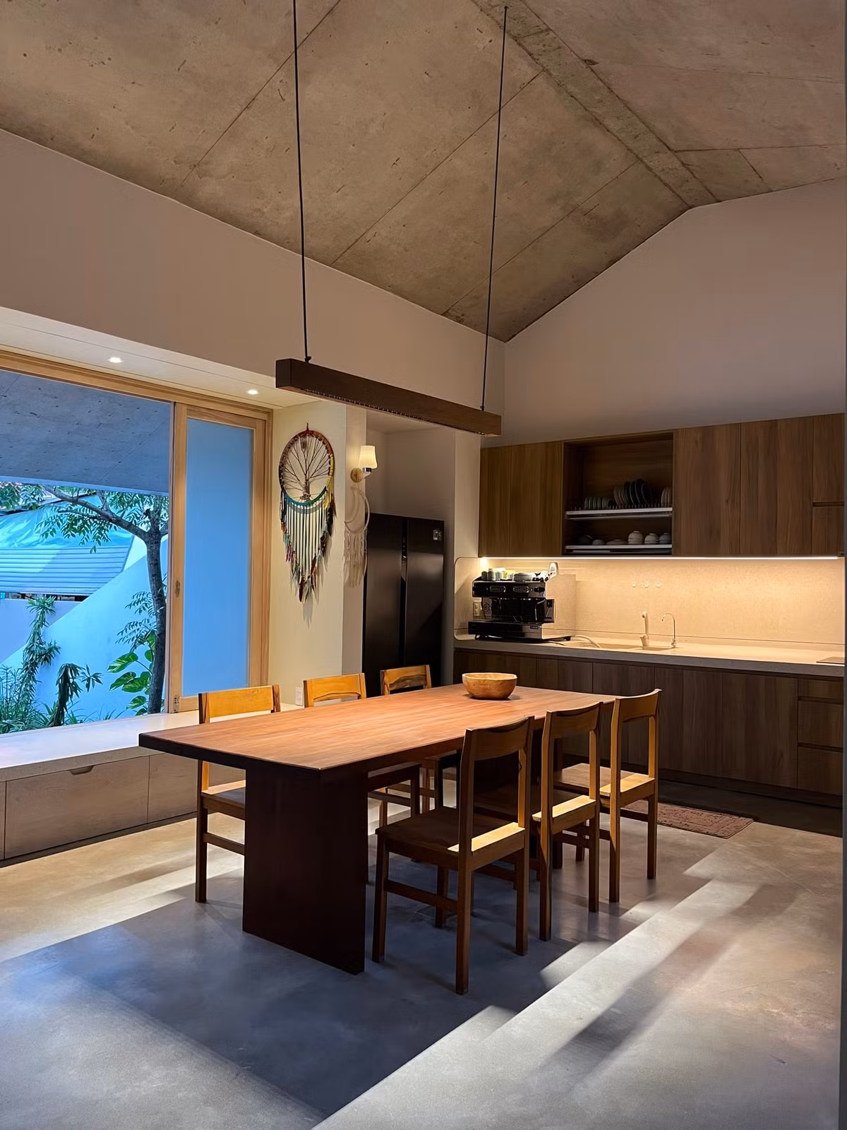 Gỗ từ nhà cũ được tận dụng để đóng bàn ghế và một số vật dụng cho nhà mới.