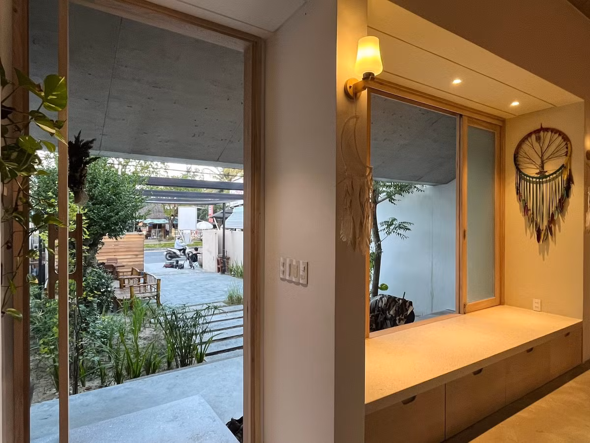 Hướng tới sự gần gũi thiên nhiên, căn nhà sử dụng những vật liệu tạo cảm giác thô mộc như ngói, đá rửa, gỗ sồi, bê tông kết hợp với nhiều cây xanh.